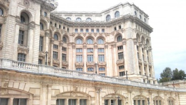Senatorii care modifică legea 193/2000, faţă în faţă cu societatea civilă: protest amplu în Capitală
